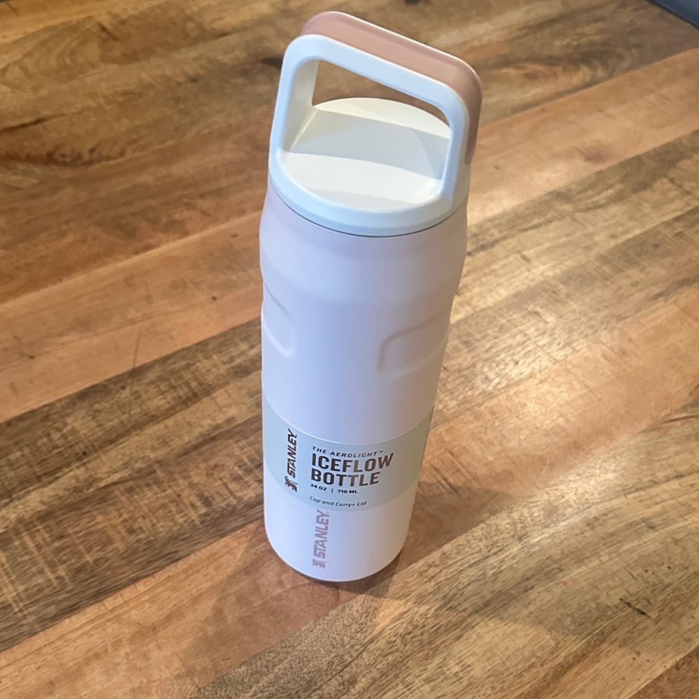 NWT Rose Quartz Stanley 24oz IceFlow Bottle in with Handle new !!!